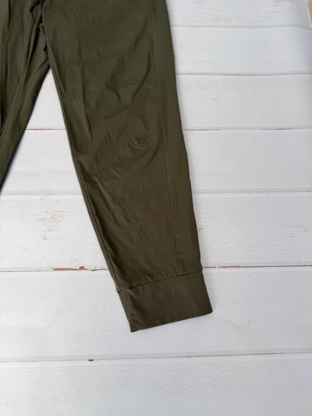 Athleta Womenβs Olive Green Jogger Pants Size 8 Zip Pockets - Picture 7 of 11